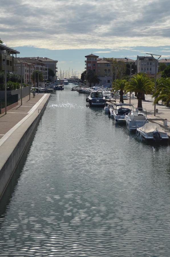 Charmant Appartement A 350M De La Plage Et Du Port Fréjus Zewnętrze zdjęcie