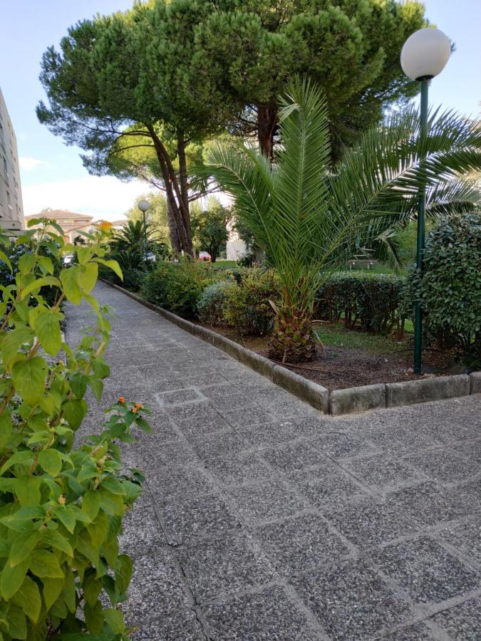 Charmant Appartement A 350M De La Plage Et Du Port Fréjus Zewnętrze zdjęcie